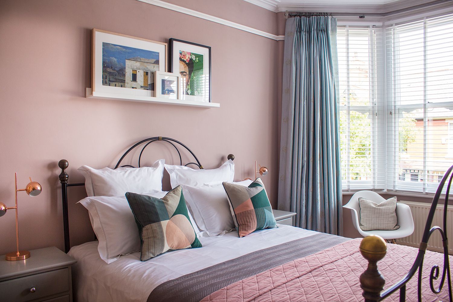 Dusty Pink Color Wall With Grey Carpet